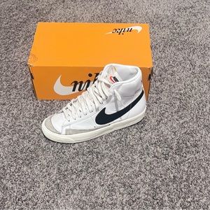UNISEX! NIKE BLAZERS “MID 77” MENS 9.5, WOMENS 11